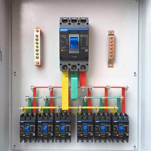 三相四線配電箱低壓布線全攻略 動力柜、強電照明與開關控制箱的成套接線要點